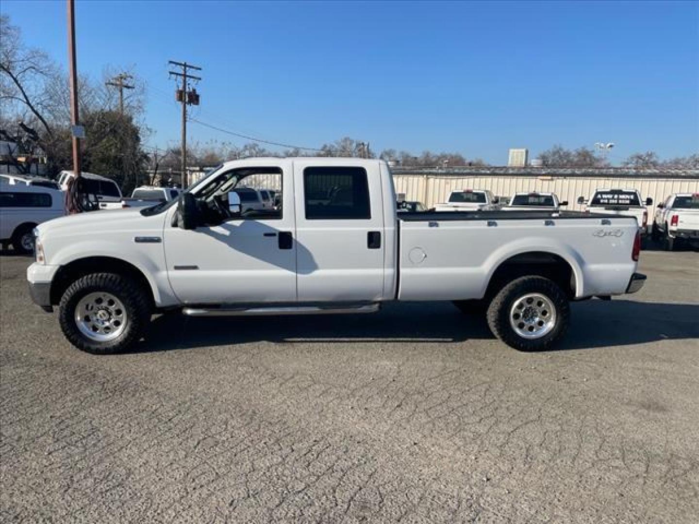 2006 Oxford White Clearcoat Ford F-350 Super Duty XLT (1FTWW31P26E) with an 6.0L Power Stroke 6.0L Diesel Turbo V8 325hp 560ft. lbs. Direct Injection engine, 5-Speed Automatic transmission, located at 800 Riverside Ave, Roseville, CA, 95678, (916) 773-4549, 38.732265, -121.291039 - DIESEL CREW CAB 4X4 XLT - Photo#4